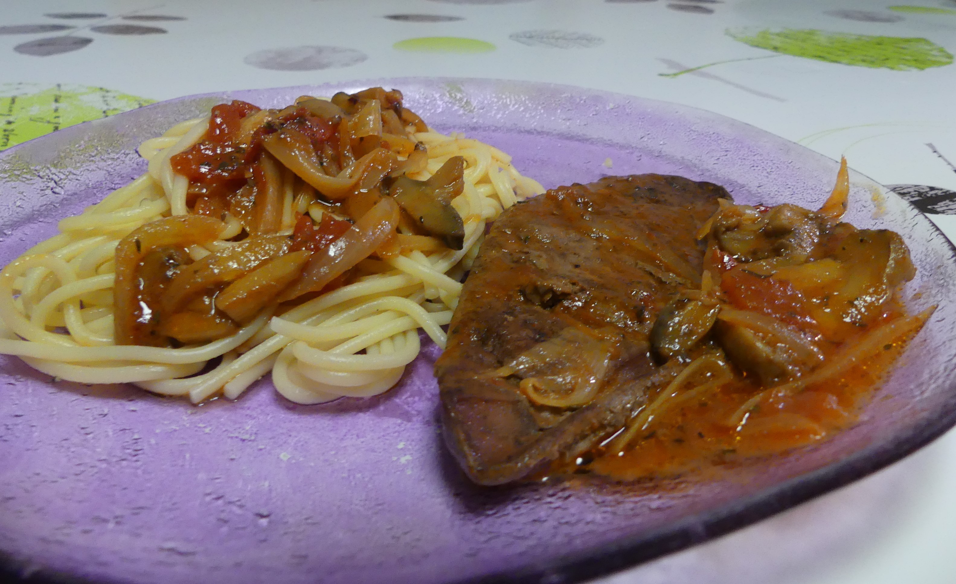 Foie de boeuf sauce oignon, champignon, tomate