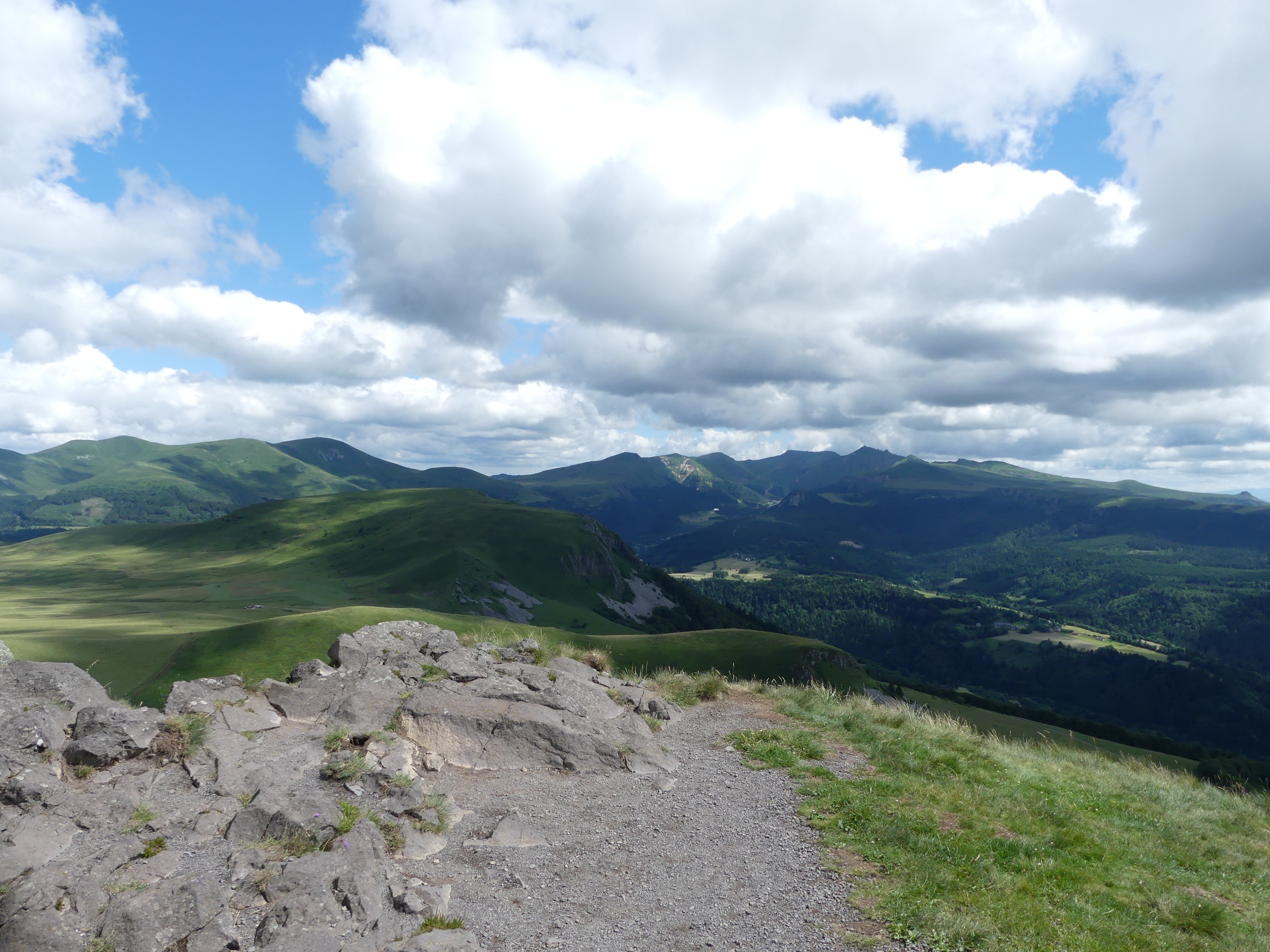 De nombreux sentiers mènent au Sancy